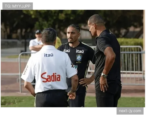 拉菲尼亚训练完顺手买了辆限量超跑，说是为了配他家狗的项圈