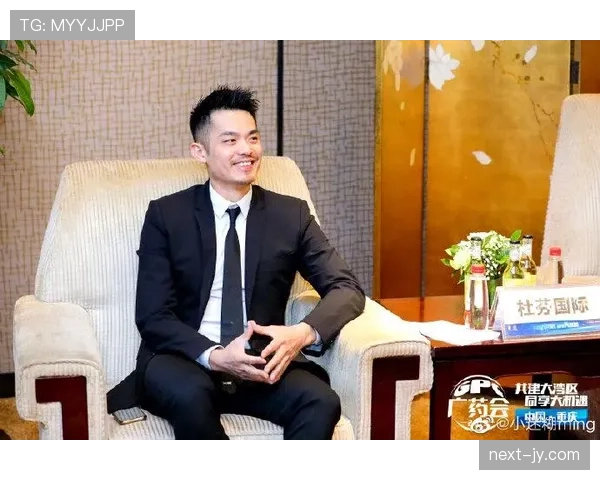 林丹睡眼朦胧去机场，拖着传闻级行李箱，反差太魔幻